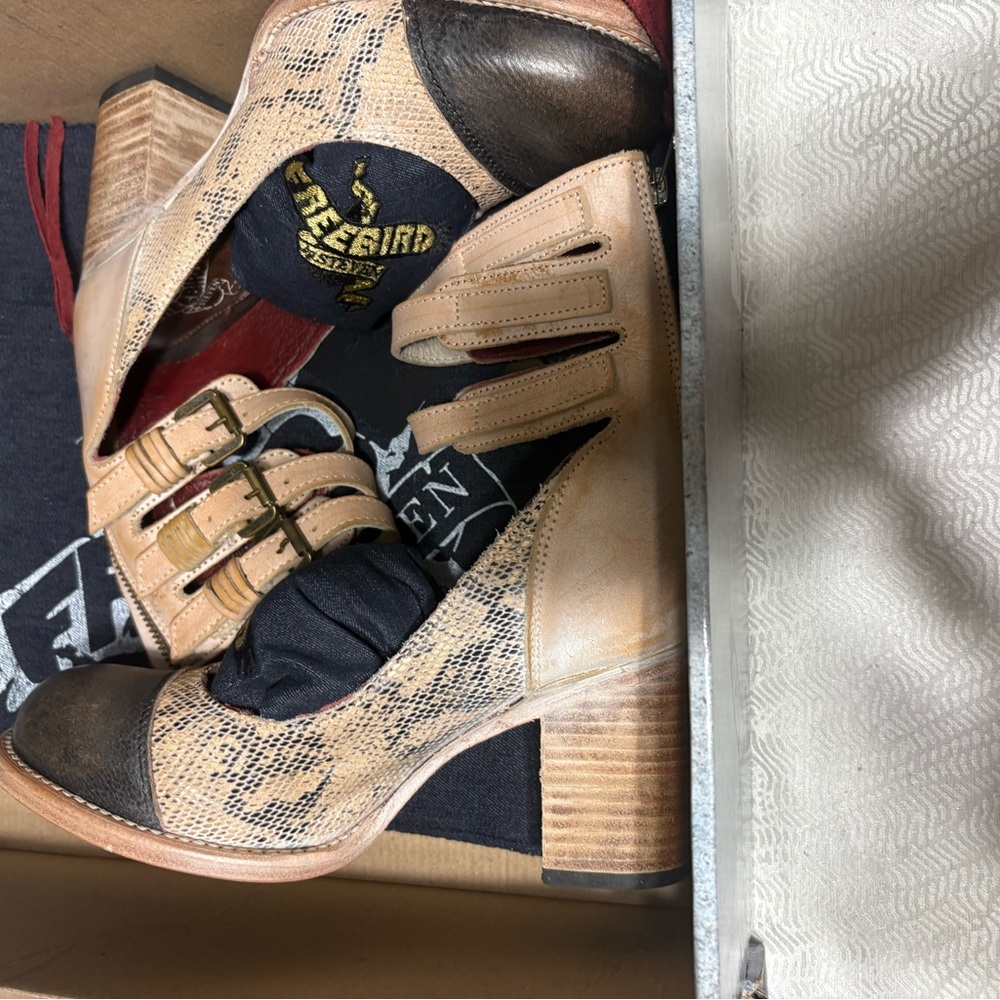 Freebird by Steven’s “Bonnie “ closed toe Sandals Size 8
